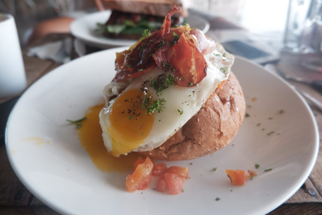 Obložený chléb s vajíčkem a slaninou v Crate cafe