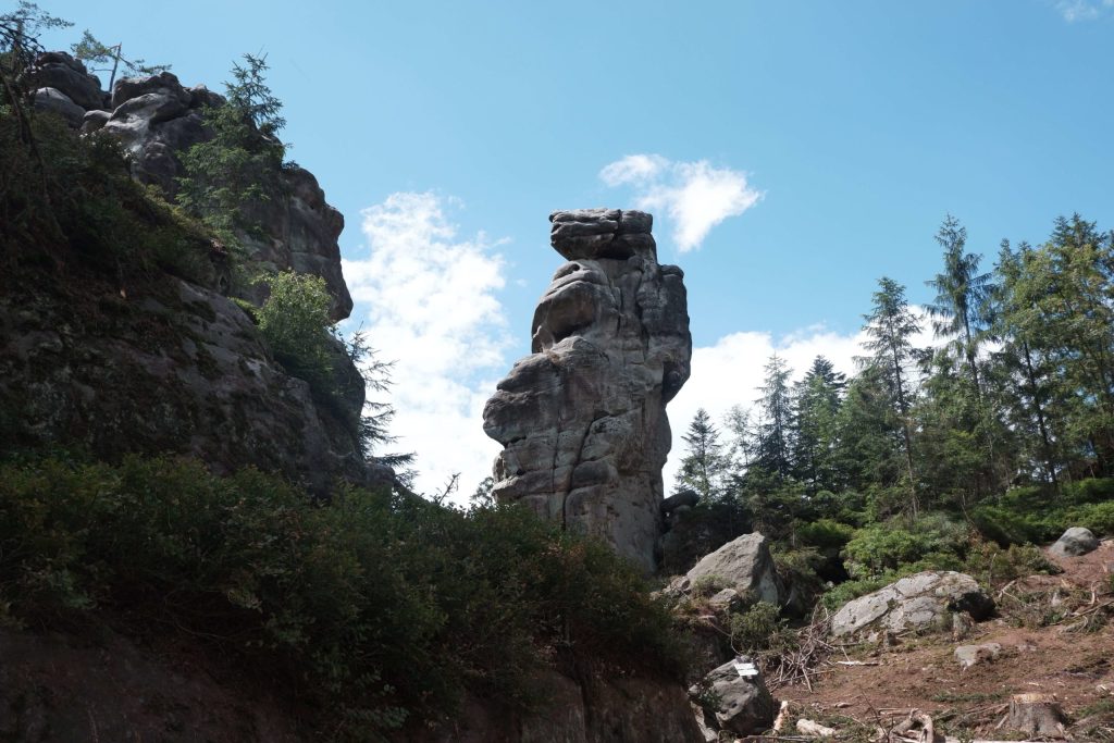 Skalní útvar ve tvaru hlavy v Ostašských skalách
