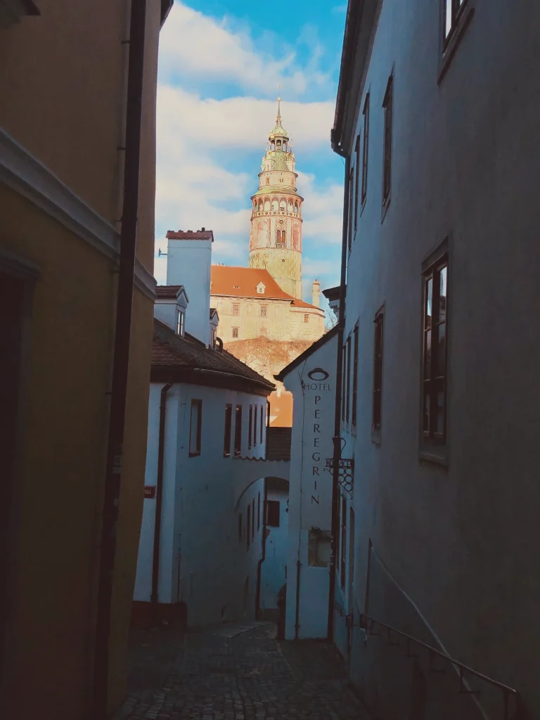 Pohled na zámeckou věž z centra Českého Krumlova