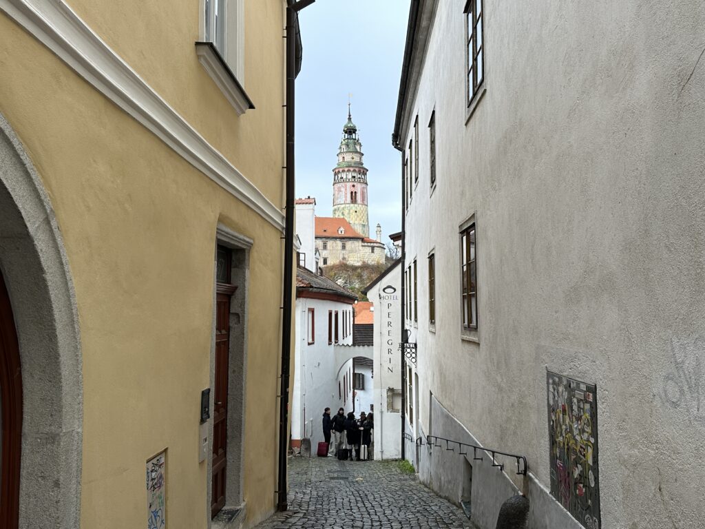 Vyhlídka na zámeckou věž z centra města Českého Krumlova