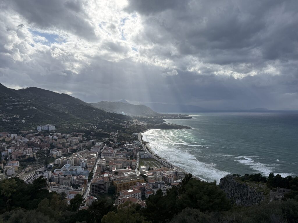 Pohled z La Rocca na město Cefalù