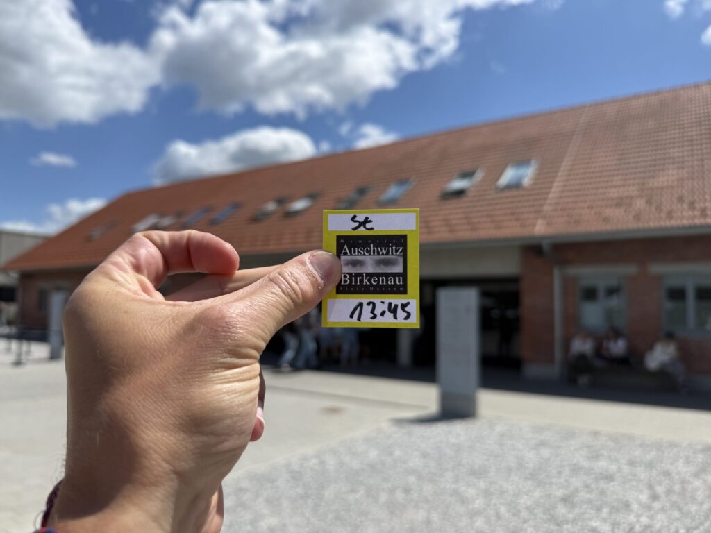 Označení u vstupu do Auschwitz I